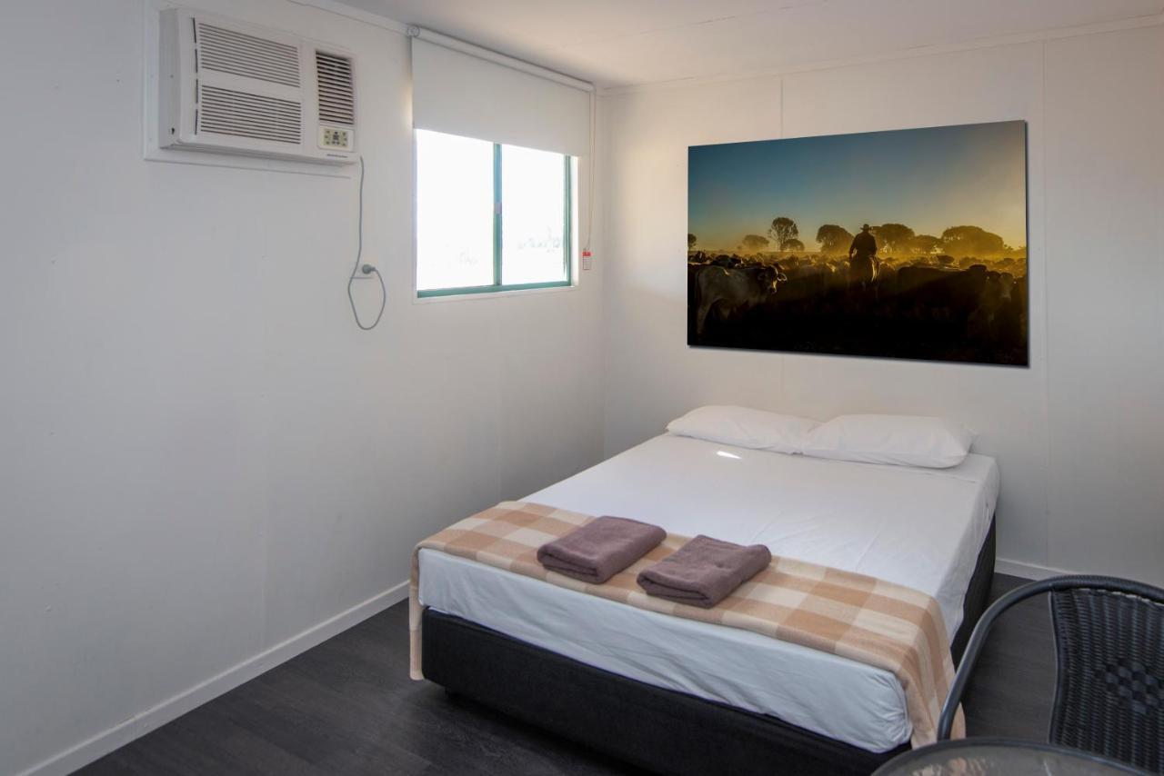 Stork Rd Budget Rooms - Private Rooms With Shared Bathrooms Access To Pool ロングリーチ エクステリア 写真