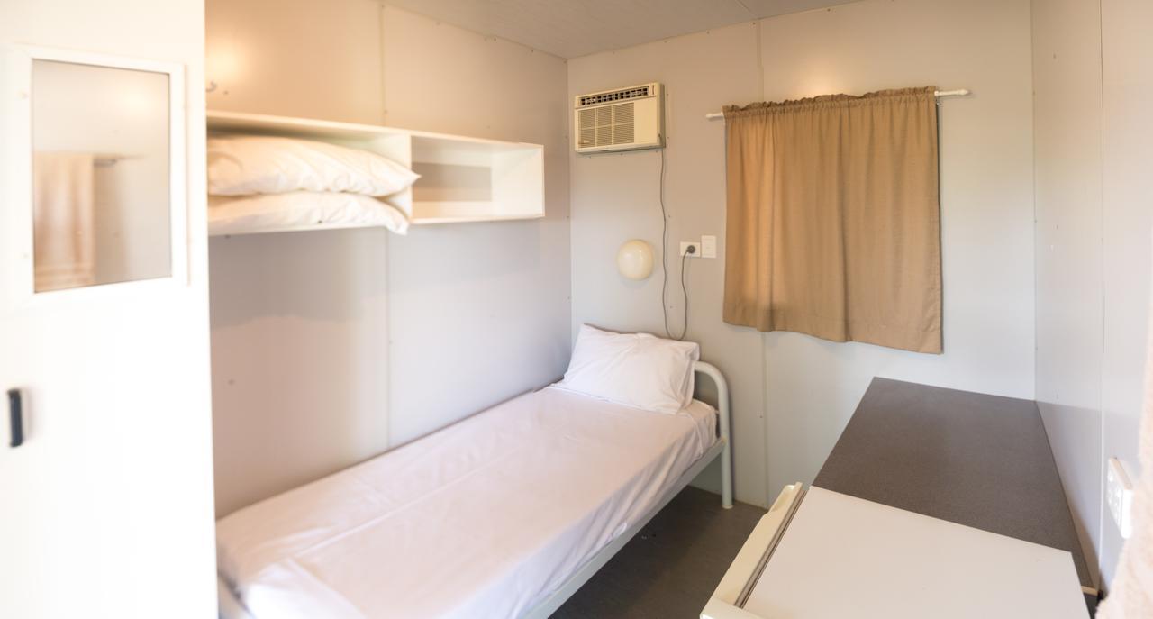 Stork Rd Budget Rooms - Private Rooms With Shared Bathrooms Access To Pool ロングリーチ エクステリア 写真